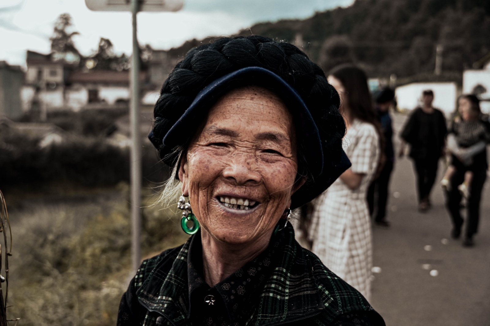 三等奖-戴耳环的彝族老人-臧怡垚.jpg